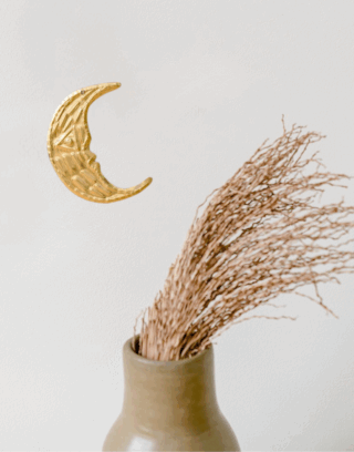 Lune martelée en laiton accrochée au mur