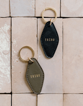 Nos 2 modèles de porte-clés motel tribu posés sur des zelliges