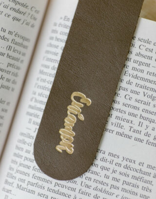 Marque en page en cuir artisanal kaki