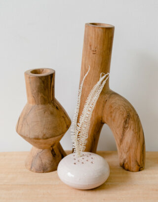Soliflore boule au milieu de vases en bois