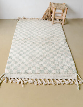 Tapis à damier menthe avec tabouret en paille posé dessus