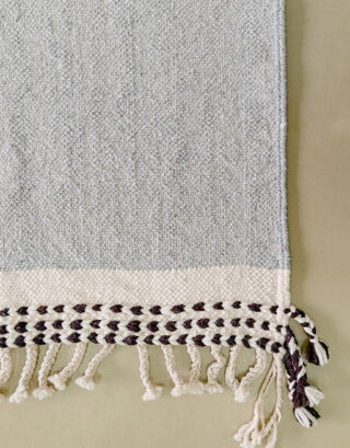 Zoom sur les franges et la bordure de notre tapis