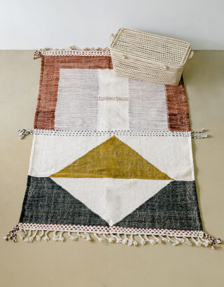 Tapis marocain design vu du haut avec grande malle