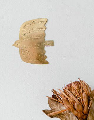 Oiseau doré en laiton martelé accroché au mur avec fleur séchée