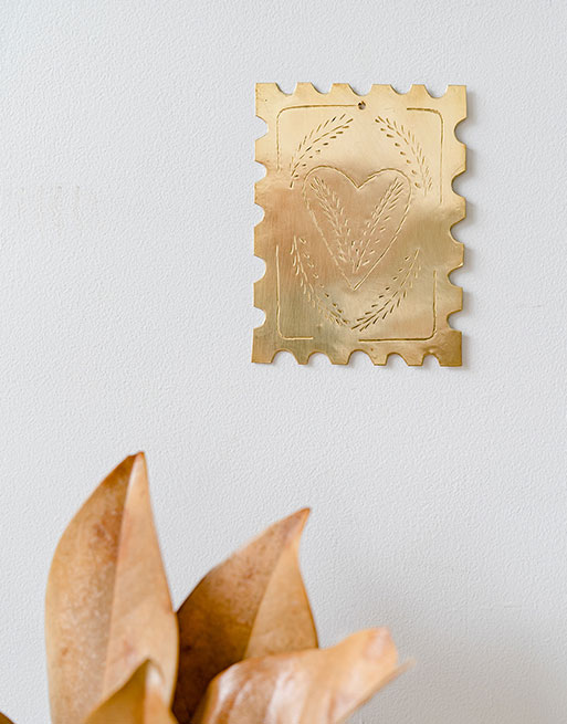 Joli timbre doré décoratif à accrocher au mur
