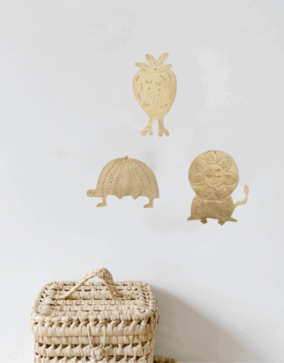 Décoration murale enfant accrochés au mur avec un petit panier en feuille de palmier