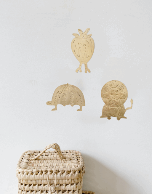 Décoration murale enfant accrochés au mur avec un petit panier en feuille de palmier
