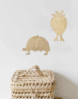 Décoration murale enfant accrochés au mur avec un petit panier en feuille de palmier