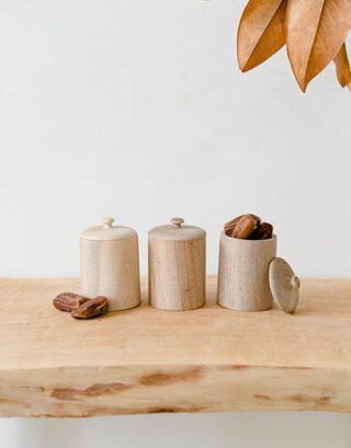 Trio de boîte en noyer posés sur une table en bois avec des dattes