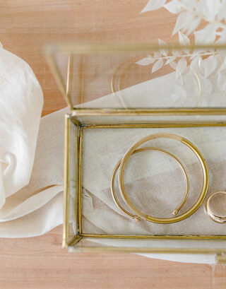 Zoom sur notre boîte en verre et ses bracelets