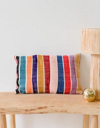 Zoom sur notre coussin rayé multicolore