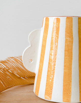 Zoom sur les oreilles de notre vase dans un décor naturel