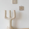 Grande décoration en zellige accroché au mur près d'un vase