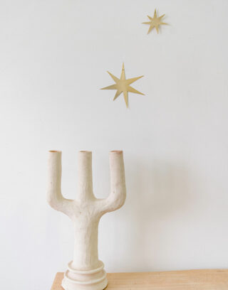 Nos deux modèles d'étoile céleste accrochés au mur près d'un joli vase