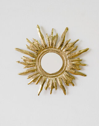 Zoom sur le miroir en forme de soleil