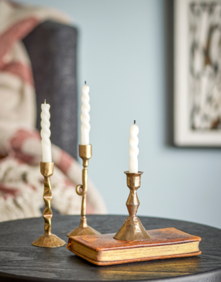 Trio de bougeoir doré posé sur une table