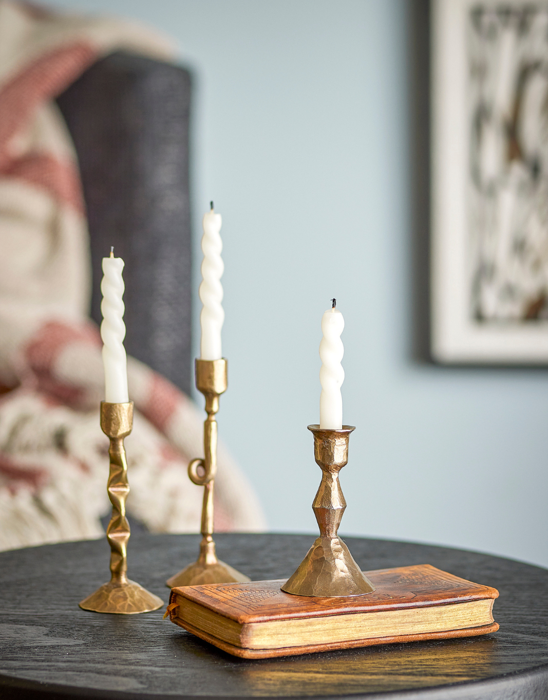 Trio de bougeoir doré posé sur une table
