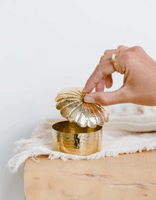 Notre duo de boîte à bijoux posés sur une table en bois
