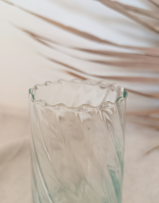 Zoom sur les bordures festonnées du verre