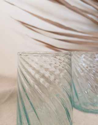 Zoom sur les bordures festonnées du verre