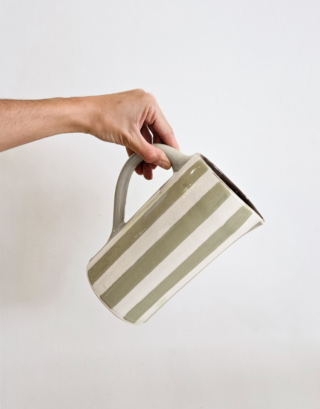 Carafe en céramique rayée verte