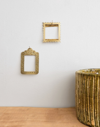 Nos modèles de mini cadre accrochés au mur près d'une table en bois avec un vase posé dessus