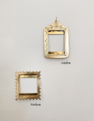 Nos modèles de mini cadre accrochés au mur près d'une table en bois avec un vase posé dessus