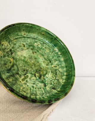 Notre saladier sur pied ocre posé sur une serviette en lin écrue