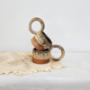 Notre tasse argile posé sur une table près d'une serviette en lin écrue