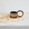 Tasse en argile bicolore à anse ronde – Image 2