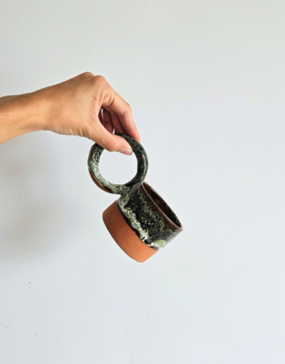 Tasse en argile bicolore