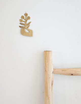 Notre décoration florale suspendue au mur près d'une échelle en bois