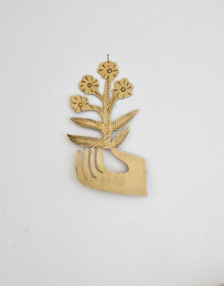 Notre décoration florale suspendue au mur près d'une échelle en bois