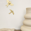 Notre duo d'oiseau murale accrochés au mur près d'un vase blanc