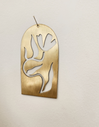 Zoom sur notre fleur en laiton accrochée au mur