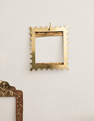 Nos modèles de mini cadre accrochés au mur près d'une table en bois avec un vase posé dessus