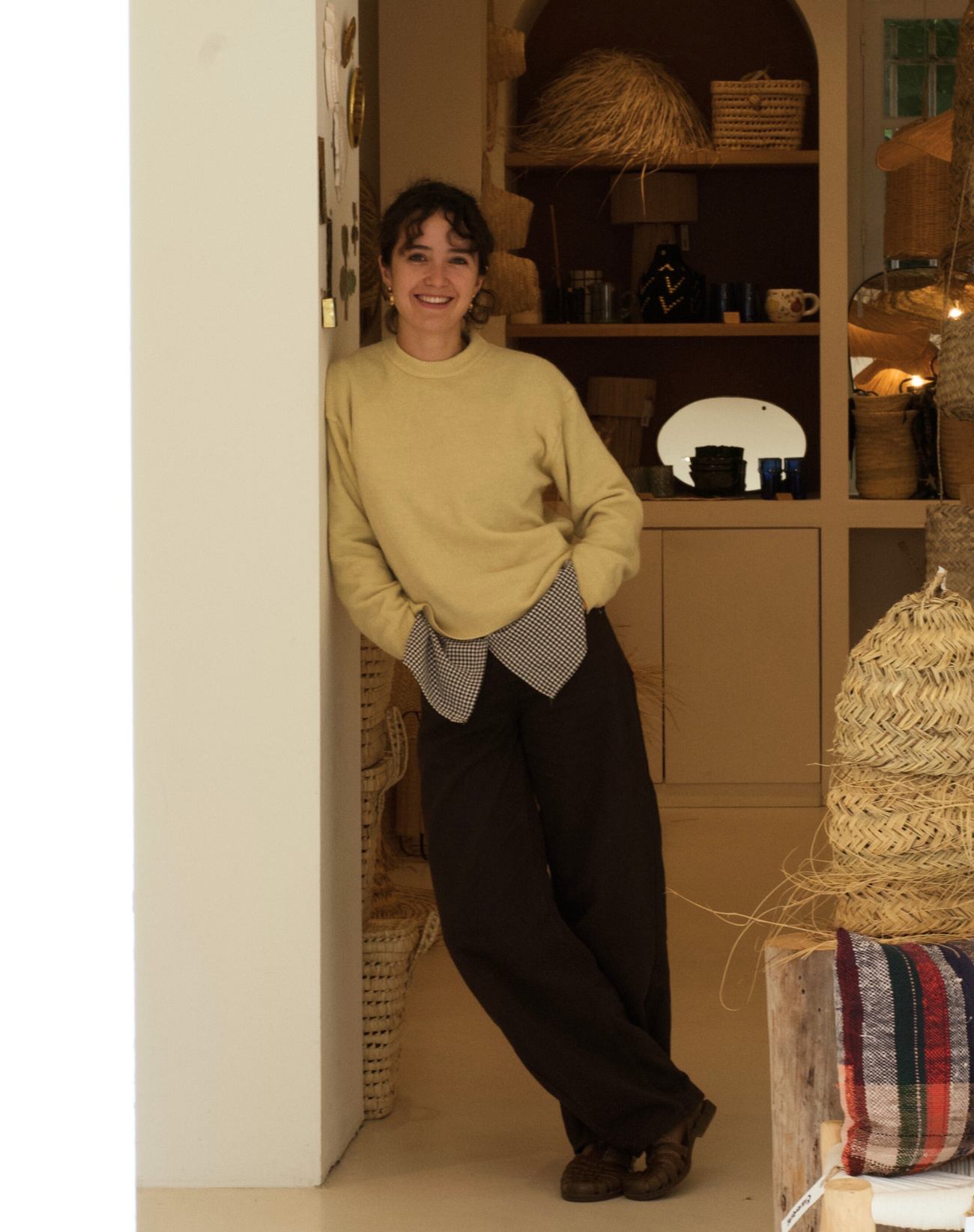 Zoom sur les niches de notre boutique, ornementées de jarres en terre cuite.