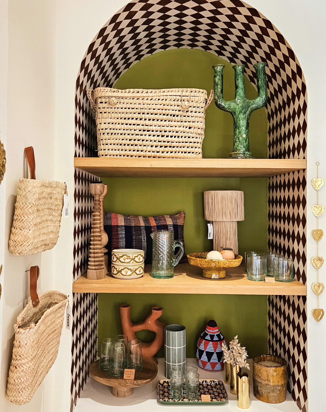 Notre boutique nantaise avec toutes ses suspensions et autres objets de décoration marocaine.