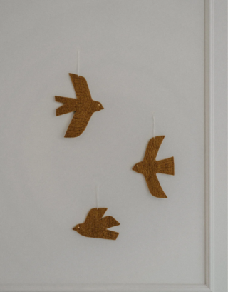 Joli trio d'oiseaux en feutrine, suspendu au mur.