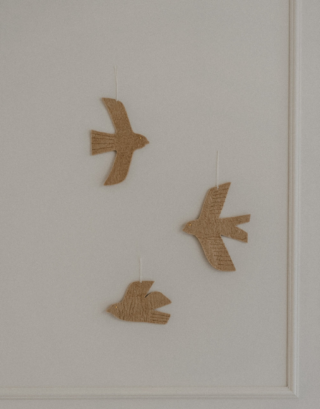 Joli trio d'oiseaux en feutrine, suspendu au mur.