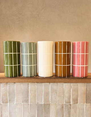 Tous nos modèles de vase à carreaux, exposés sur une table en bois.