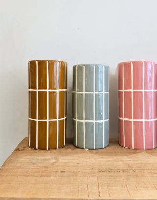 vase carreaux posé sur une table en bois