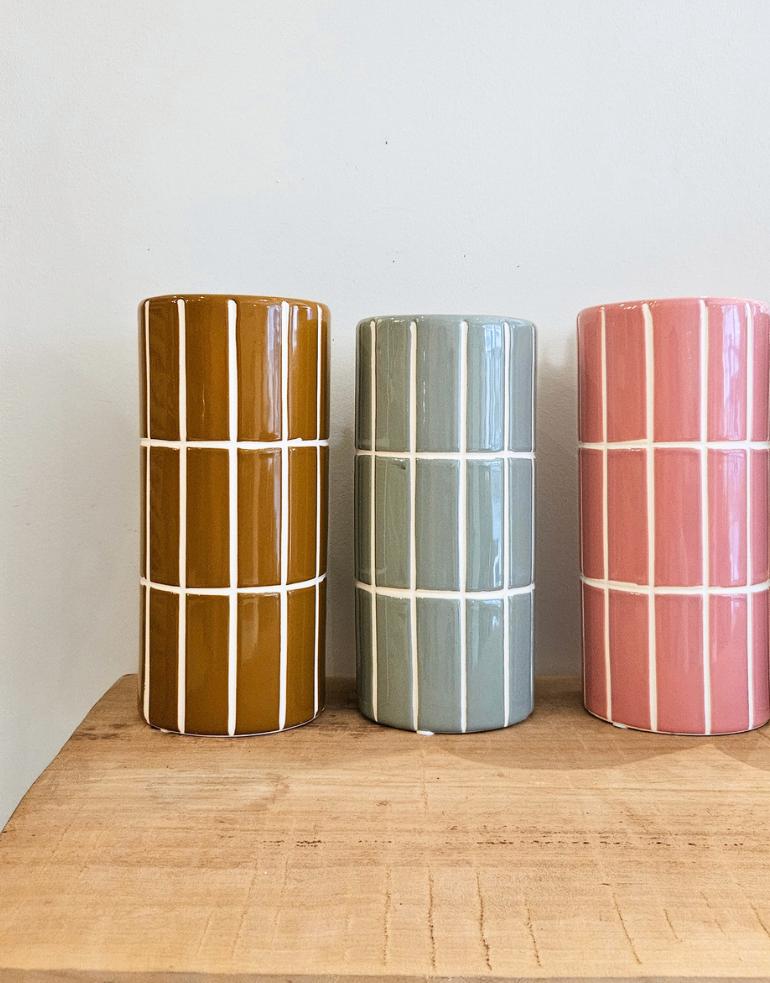 vase carreaux posé sur une table en bois