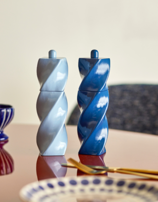 Duo de moulin en bois posé sur une table