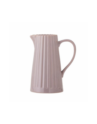 Pichet rose avec des fleurs dedans