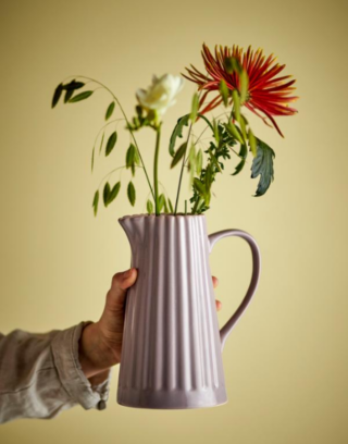 Pichet rose avec des fleurs dedans