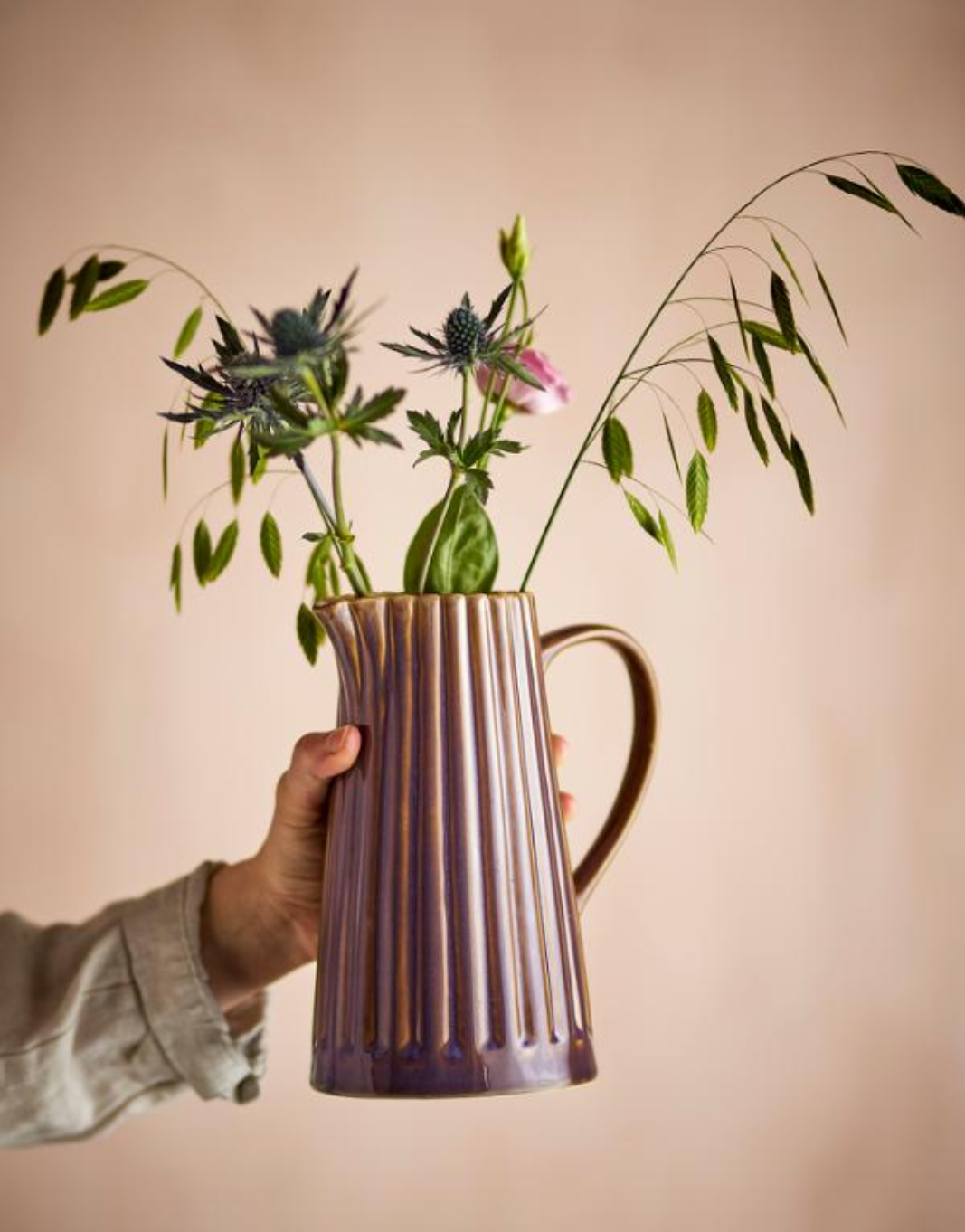 Pichet violet avec des fleurs dedans