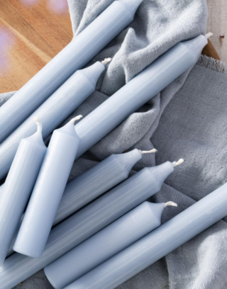 Zoom sur la bougie cierge bleu