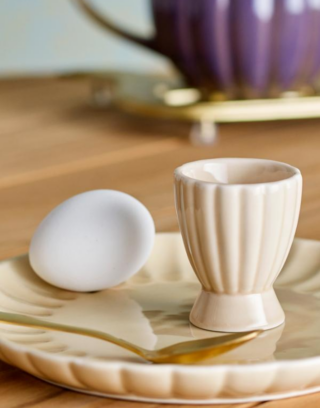 Coquetier beige posé sur une table