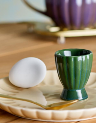 Coquetier vert posé sur une table